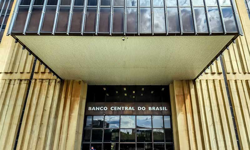 O Comitê de Política Monetária realiza a 264ª reunião nos dias 9 e 10 de dezembro de 2025. Nove diretores votam pela manutenção da taxa Selic em 15% ao ano pela quarta vez consecutiva. O comunicado divulga na noite de 10 de dezembro.