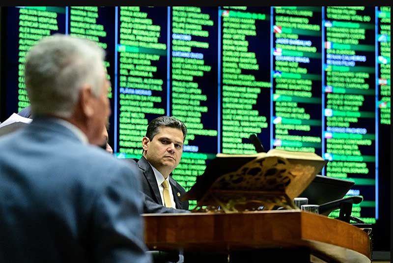 O presidente do Congresso, Davi Alcolumbre, durante a sessão