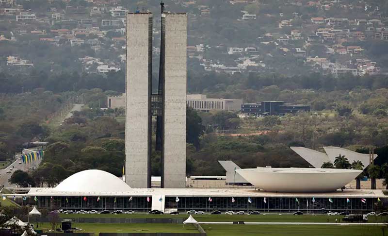 Penduricalhos vetados permitiam salários acima do teto constitucional