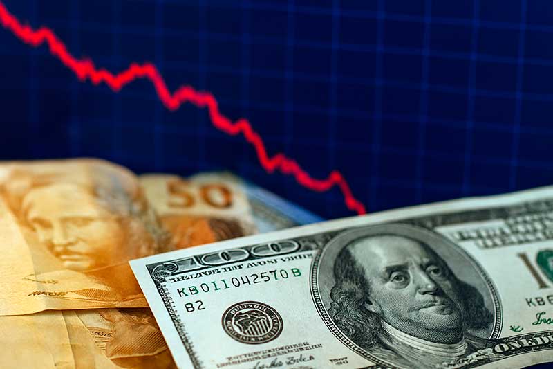 Dólar comercial fechou em R$ 5,3561 na compra, refletindo avanço de 0,18%, enquanto o Ibovespa encerrou o pregão em 153.704,81 pontos com alta diária de 0,02%, influenciados por fatores econômicos globais e domésticos.