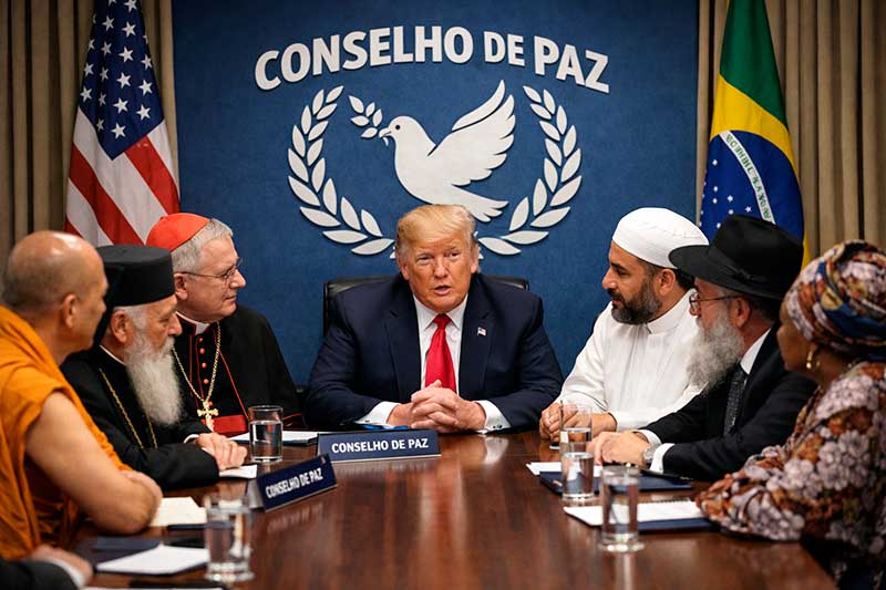 Presidente dos EUA formaliza estrutura para Gaza e conflitos globais. Cerca de 20 a 35 países confirmam participação; outros declinam ou analisam convite. Iniciativa surge após plano de cessar-fogo endossado pela ONU.