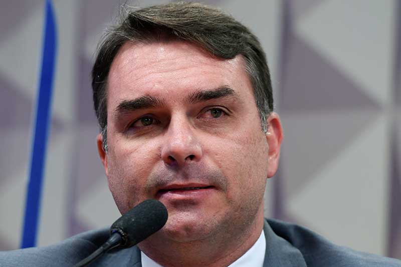 Jair Bolsonaro oficializa Flávio como nome do PL à Presidência em 2026. A indicação divide bolsonaristas, enfrenta rejeição do centrão e provoca forte reação negativa no mercado financeiro, que teme instabilidade política e fragmentação da oposição conservadora.