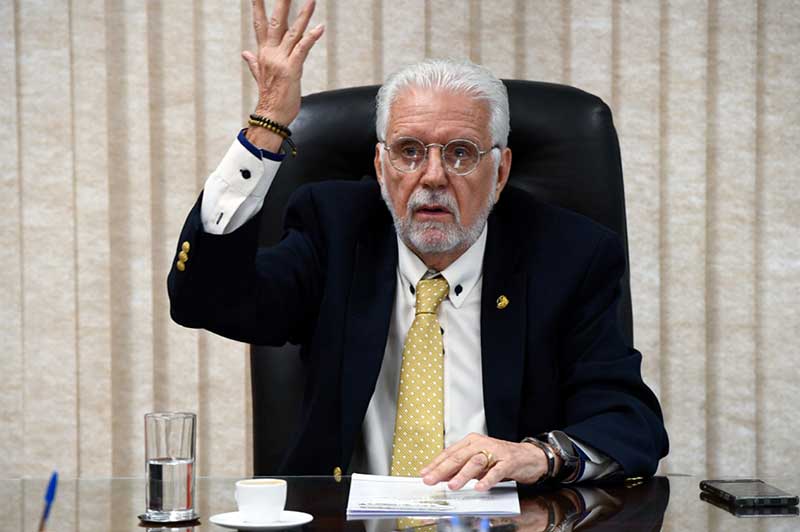 O inquérito da Polícia Federal analisa repasses financeiros e a aquisição de um apartamento em Salvador. A investigação apura indícios de corrupção e lavagem de dinheiro, enquanto a defesa do senador nega as irregularidades e aponta a ausência de elementos probatórios.