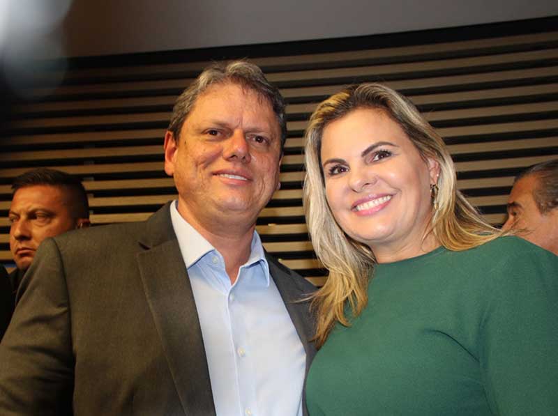 Tarcísio de Freitas e Carla Morando se reelegem em São Paulo
