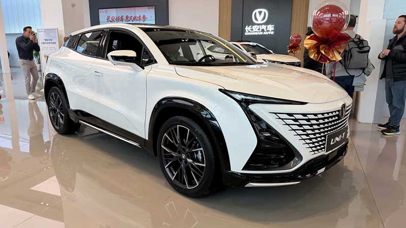 O modelo integra o segmento de SUVs médios no mercado brasileiro, apresentando conjunto mecânico com injeção direta e sistemas de assistência à condução de nível 2, produzidos sob o investimento de R$ 5 bilhões da Caoa no estado de Goiás.