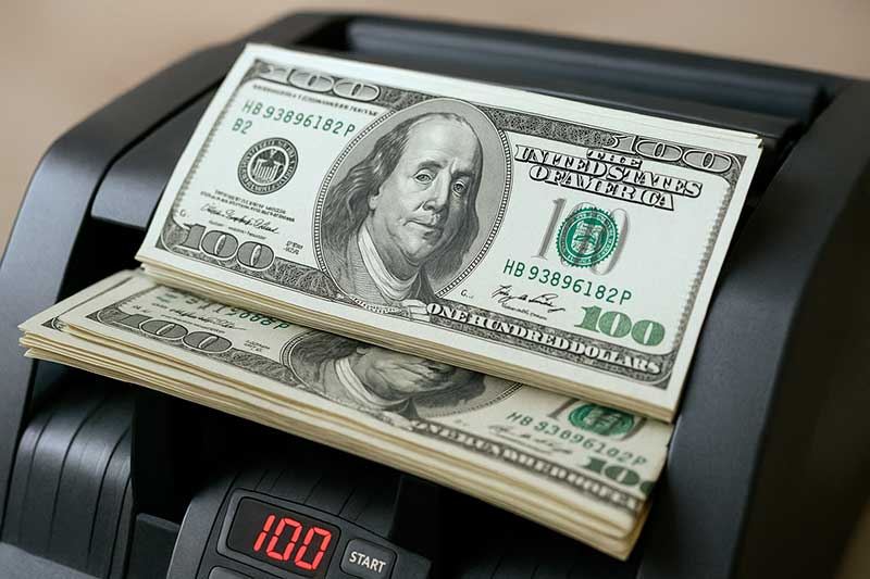 Dólar PTAX de compra encerra em R$ 5,3399 após alta de 0,85%, enquanto Ibovespa perde 5.942 pontos e fecha em 158.337 no dia 5 de dezembro.