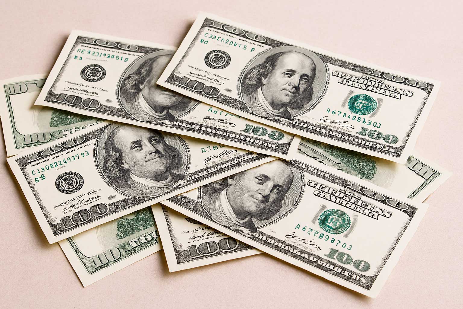 Mercado brasileiro registra variação de 0,02% no principal índice e alta de 1,57% na taxa PTAX de compra do dólar comercial em 8 de dezembro, após pregão com volume de R$ 19,16 bilhões.