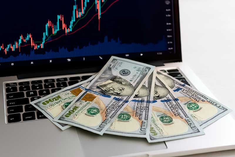 O dólar comercial fechou em alta no pregão de 21 de novembro, alcançando R$ 5,3896 na compra e R$ 5,3902 na venda, conforme a PTAX do Banco Central. O Ibovespa apresentou leve queda entre os dias 19 e 21 de novembro, encerrando a 154.764,18 pontos no último pregão.