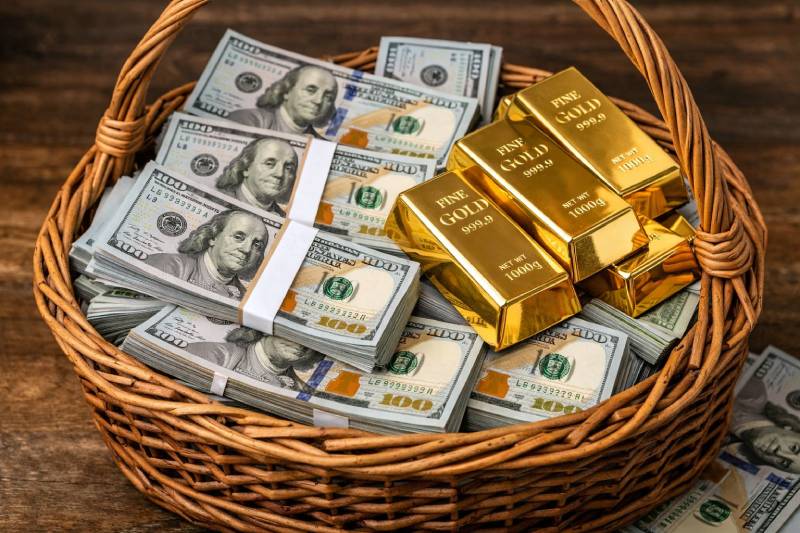 Análise diária e mensal sobre as oscilações do dólar, do ouro e das ações negociadas na B3, com impactos das compras de commodities pelo banco central da China.