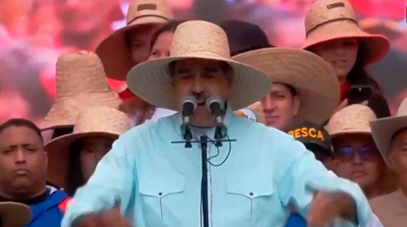 Nicolás Maduro acusa Washington de roubo e pirataria após operação americana interceptar navio Skipper na costa da Venezuela, carregado com 1,1 milhão de barris de petróleo da PDVSA rumo a Cuba. Ação pressiona regime chavista com acúmulo militar no Caribe.