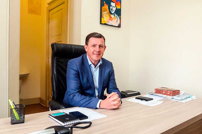 Vereadores endossaram parecer favorável do Tribunal de Contas do Estado sobre o exercício de 2023; gestão registrou superávit de R$ 138,6 milhões e investimentos em saúde e educação acima dos mínimos constitucionais.