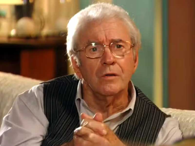 Ator e dramaturgo estava internado desde 13 de março no Hospital Sírio-Libanês com pneumonia e condição cardiológica. Faleceu na madrugada de 21 de março de 2026, cinco dias após completar 91 anos. Carreira inclui papéis em novelas como O Clone e Avenida Brasil.