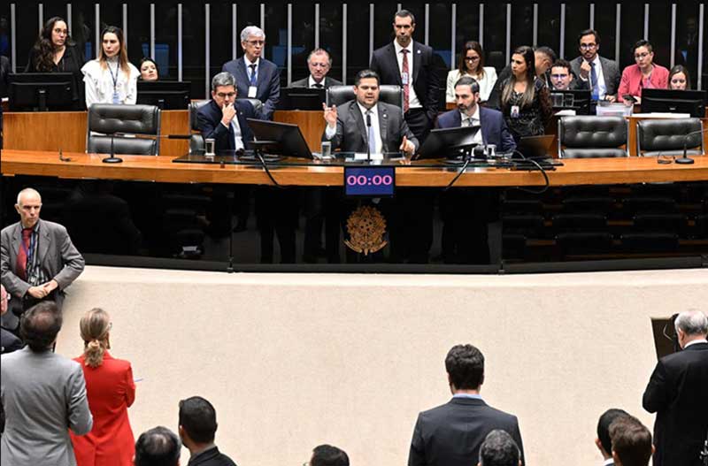 A proposta estima um superávit de R$ 34,5 bilhões nas contas do governo e reserva cerca de R$ 61 bilhões para emendas parlamentares.