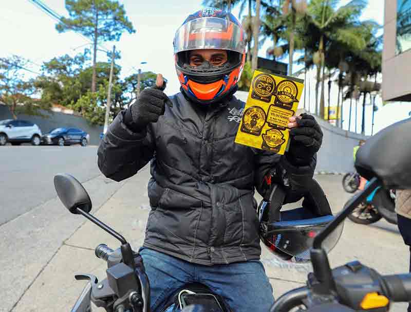 Diadema realizaram uma ação de conscientização junto a motociclistas que trabalham por aplicativos de entrega,