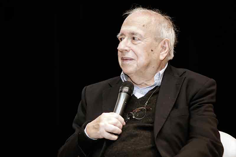 O escritor gaúcho, de 88 anos, deixa um legado de mais de 70 obras que com ironia e sensibilidade retrataram o cotidiano e a vida privada do Brasil. Autor de personagens icônicos e colunista influente, Verissimo atuou como voz crítica e delicada da literatura nacional.