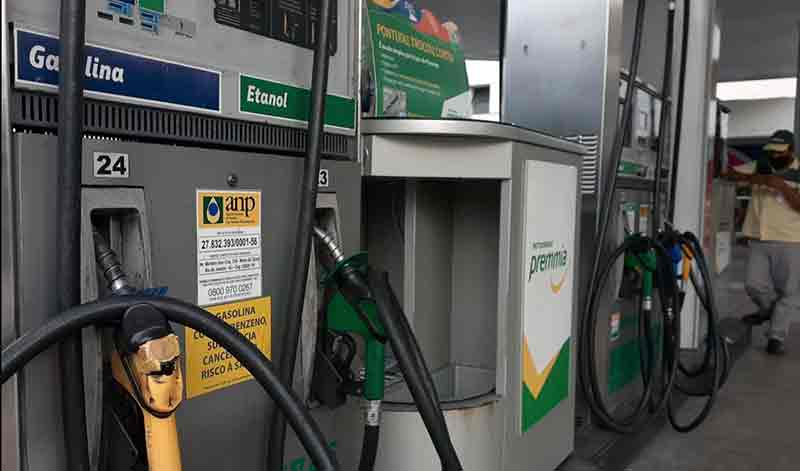 Os preços de venda de gasolina A da Petrobras para as distribuidoras terão uma redução de 5,6%, a partir desta terça-feira (3).