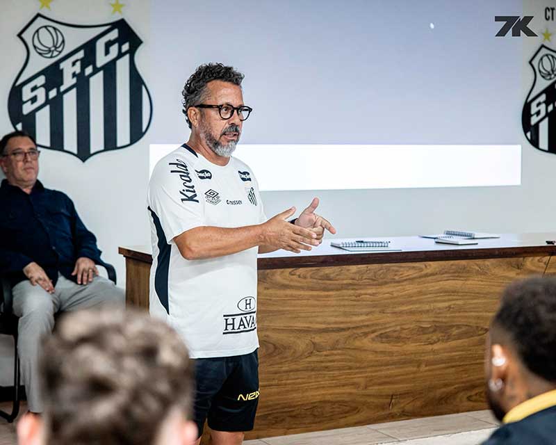Cleber é o atual técnico do Santos