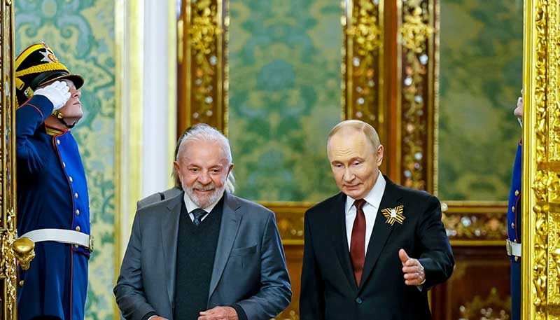 Em meio à escalada diplomática entre Rússia e Estados Unidos, presidente russo busca apoio do Brasil para negociações de paz; Lula reafirma compromisso com solução pacífica e destaca papel do Brics no cenário geopolítico.