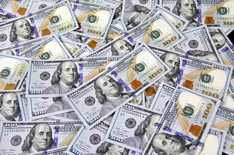 O dólar comercial encerrou esta sexta-feira vendido a R$ 5,541, com baixa de apenas 0,04%.