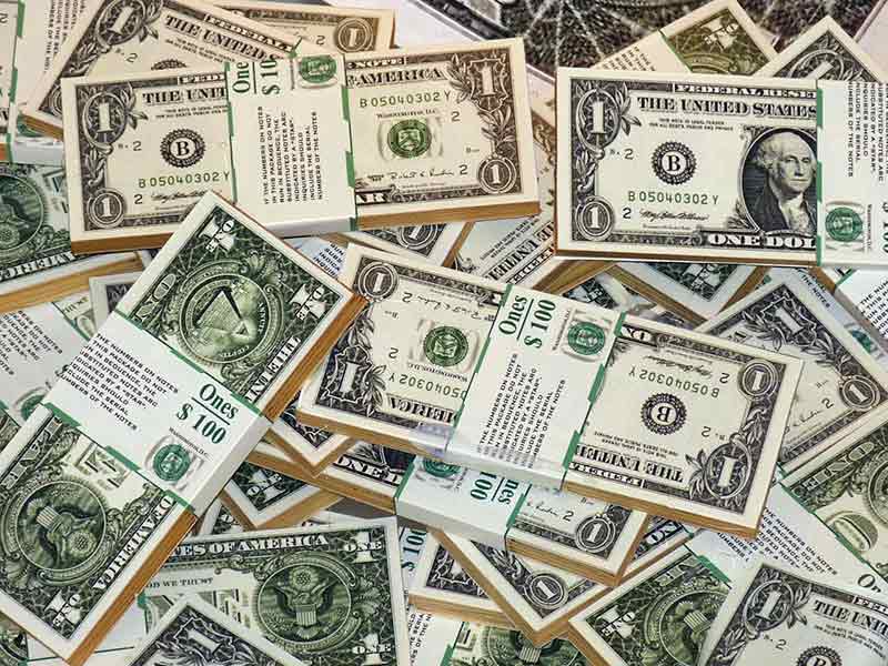 Mercado financeiro brasileiro vive dia de otimismo, impulsionado por pesquisa eleitoral e dados econômicos nos EUA, levando o principal índice da bolsa a superar os 142 mil pontos pela primeira vez.