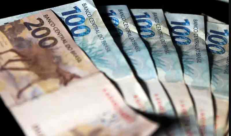A elevação da Taxa Selic (juros básicos da economia) para 15% ao ano recebeu críticas do setor produtivo.